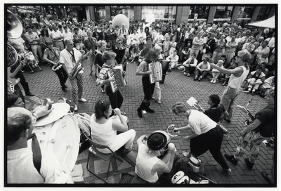 108039 Afbeelding van een optreden van de Fanfare De Tegenwind tijdens het Straatblazersfestival op de Stadhuisbrug te ...